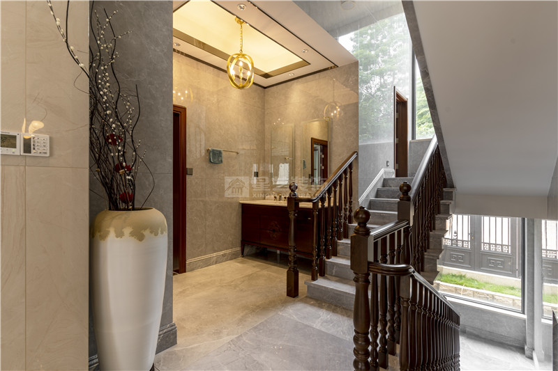 碧麗山莊450平別墅樓梯區(qū)裝修實(shí)景圖