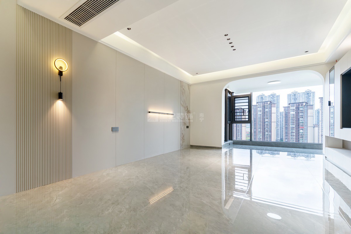 建發(fā)央璽129平現(xiàn)代奶油風客廳裝修實景