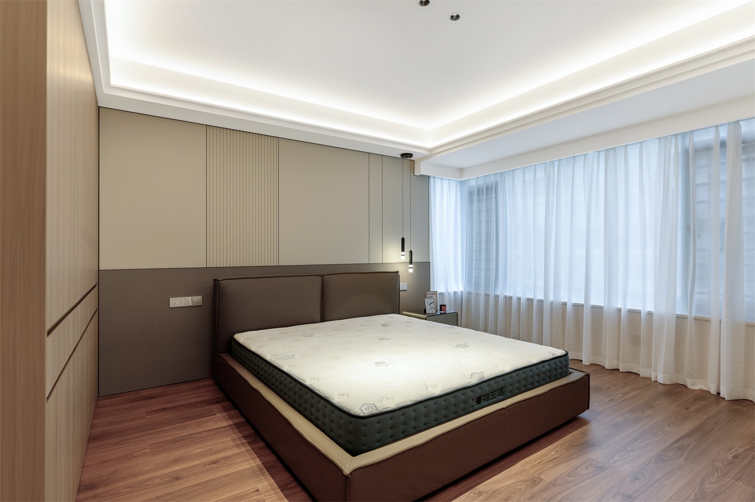 龍光玖瓏湖271平現(xiàn)代風(fēng)格臥室裝修實景圖