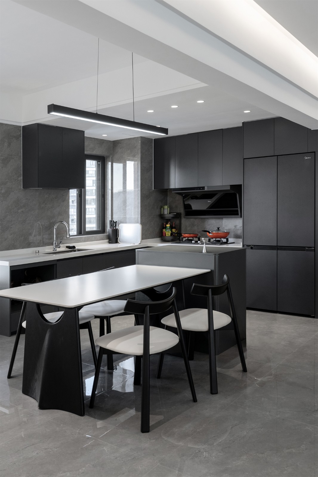 錦云湖光118平現(xiàn)代簡(jiǎn)約餐廳裝修實(shí)景圖