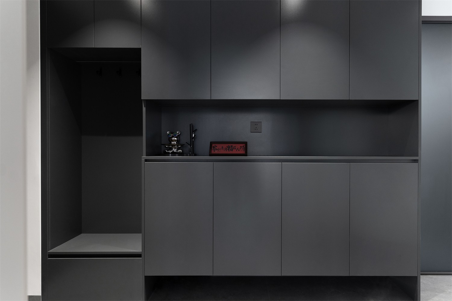 錦云湖光118平現(xiàn)代簡(jiǎn)約入戶裝修實(shí)景圖